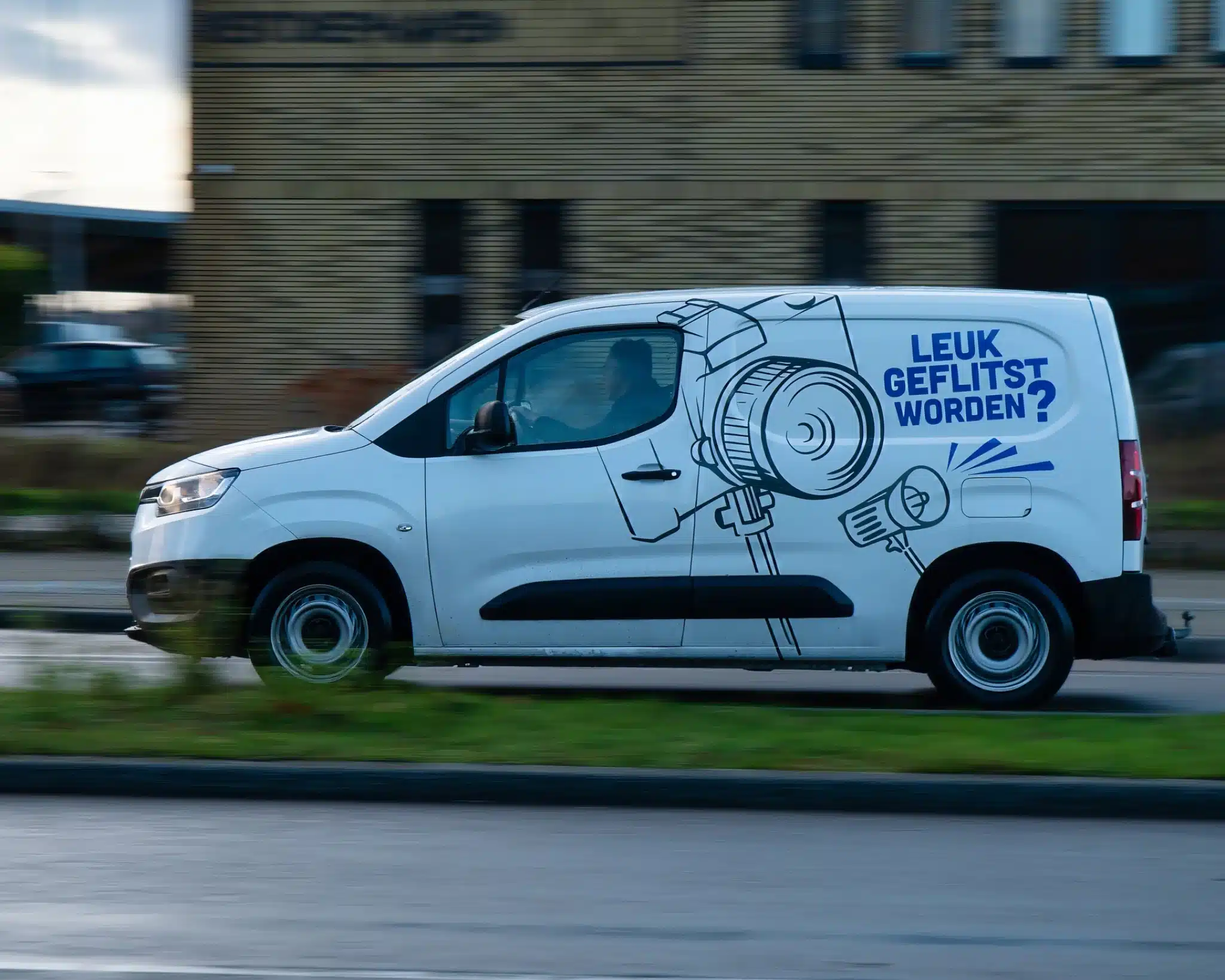 bedrijfsbus-met-flitscampagne-onderweg